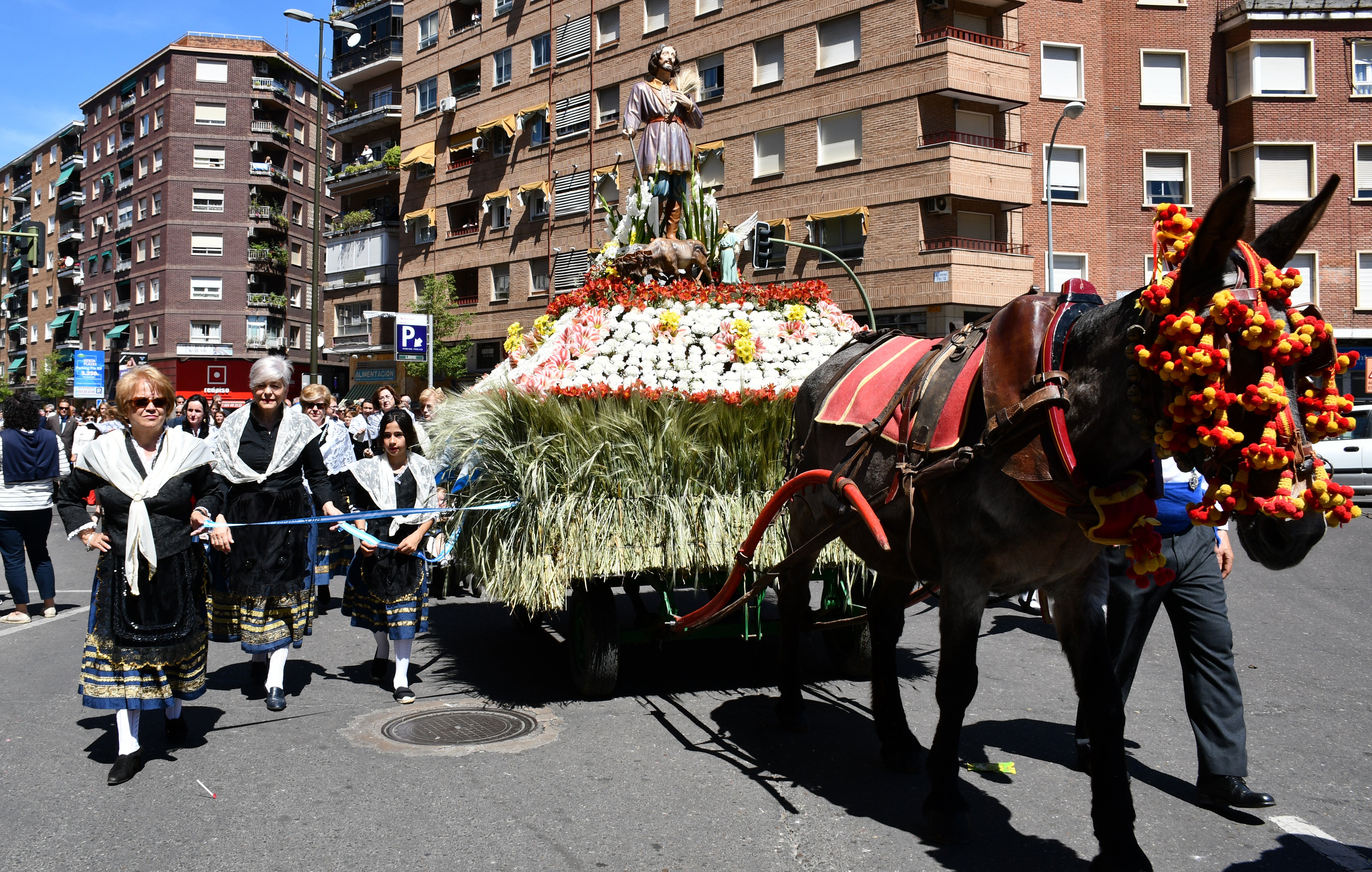 Cerca de 5.000 personas asisten al desfile de San Isidro en Talavera